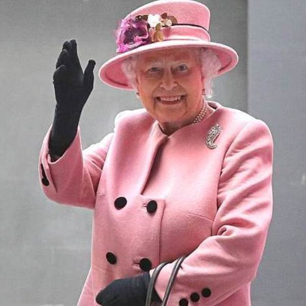 Великобритания,юмор, У Елизаветы II есть искусственная рука для приветствия публики